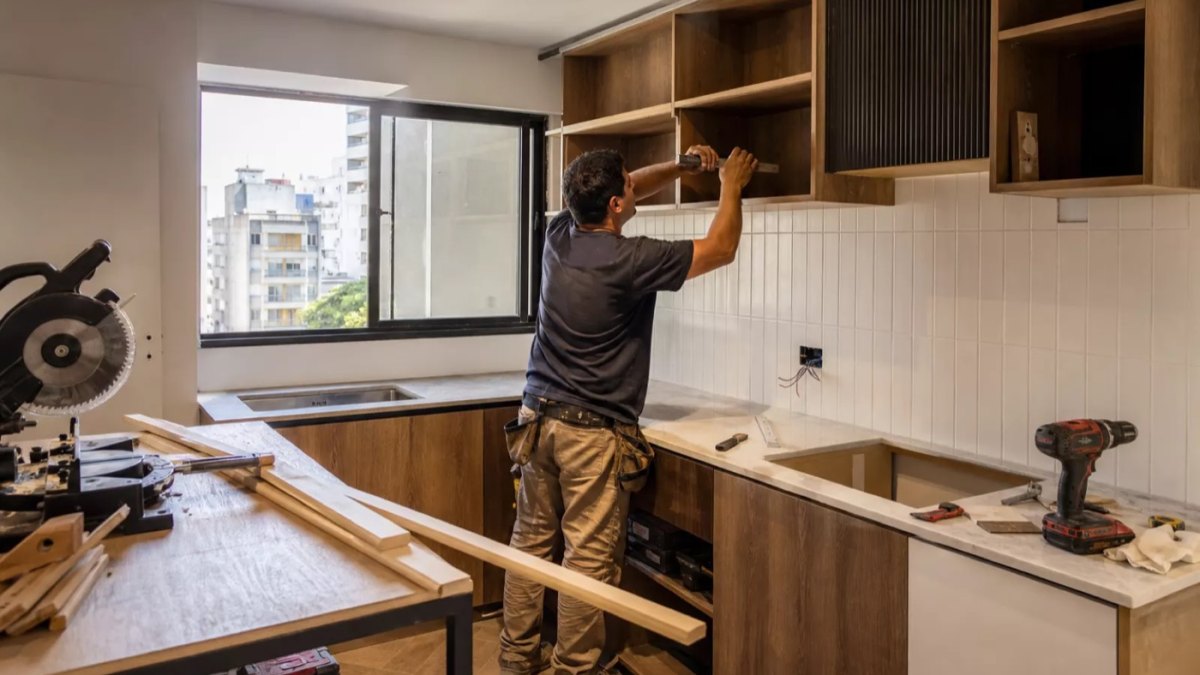 Reforma de cocina en departamento argentino con mesada e instalaciones en obra
