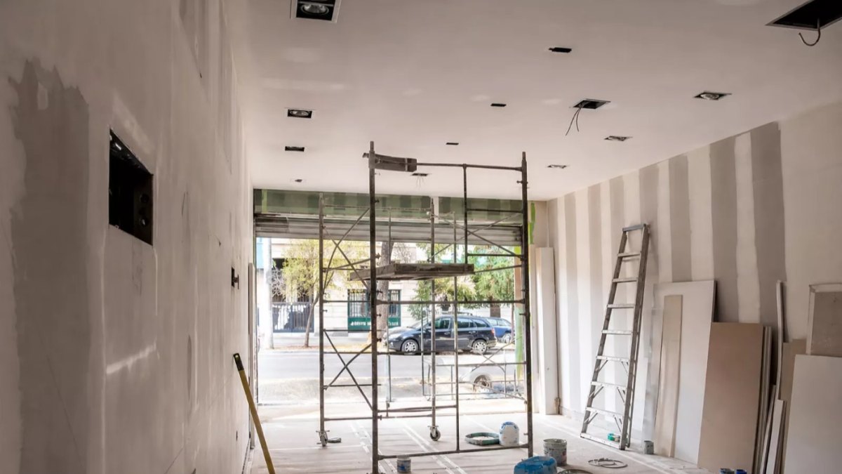 Local comercial en remodelación con estructuras e instalación eléctrica