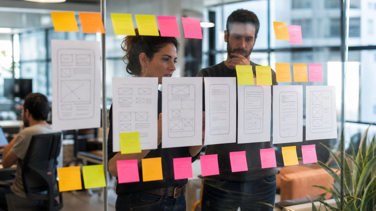 Diseñadora UX UI presentando prototipo de app en Figma a un cliente