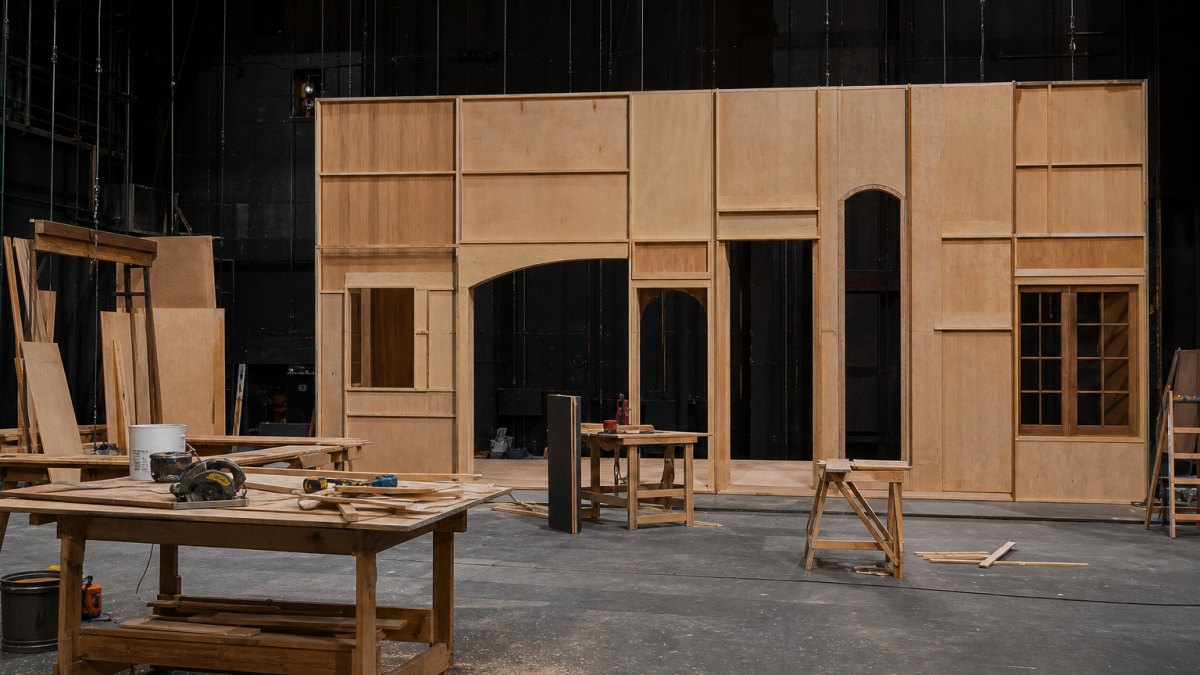 Escenografía teatral en montaje con estructuras, telones y utilería